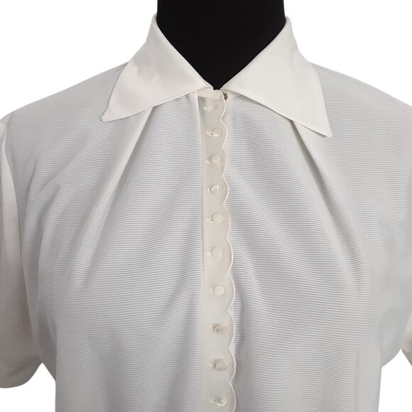 Vintage 1940s Pearl Button Front Volup Blouse Cream Short Sleeve Dacron Fabric - Picture 2 of 13